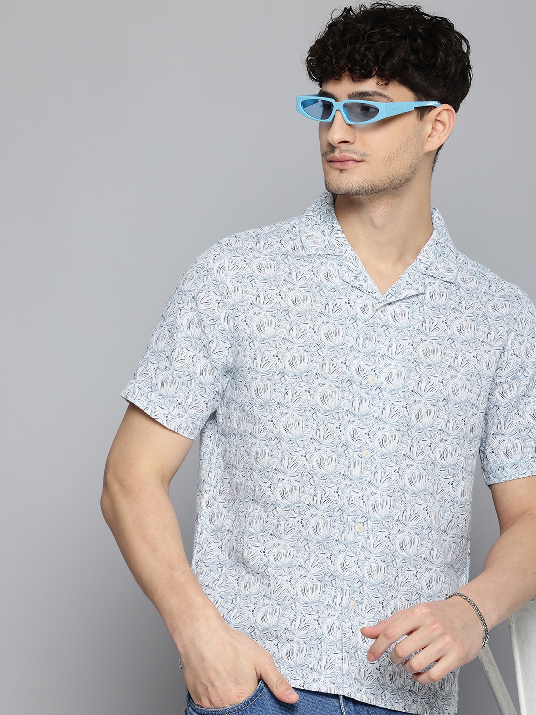 

Levis Pure Cotton Opaque Relaxed Fit Floral Printed Casual Shirt, White