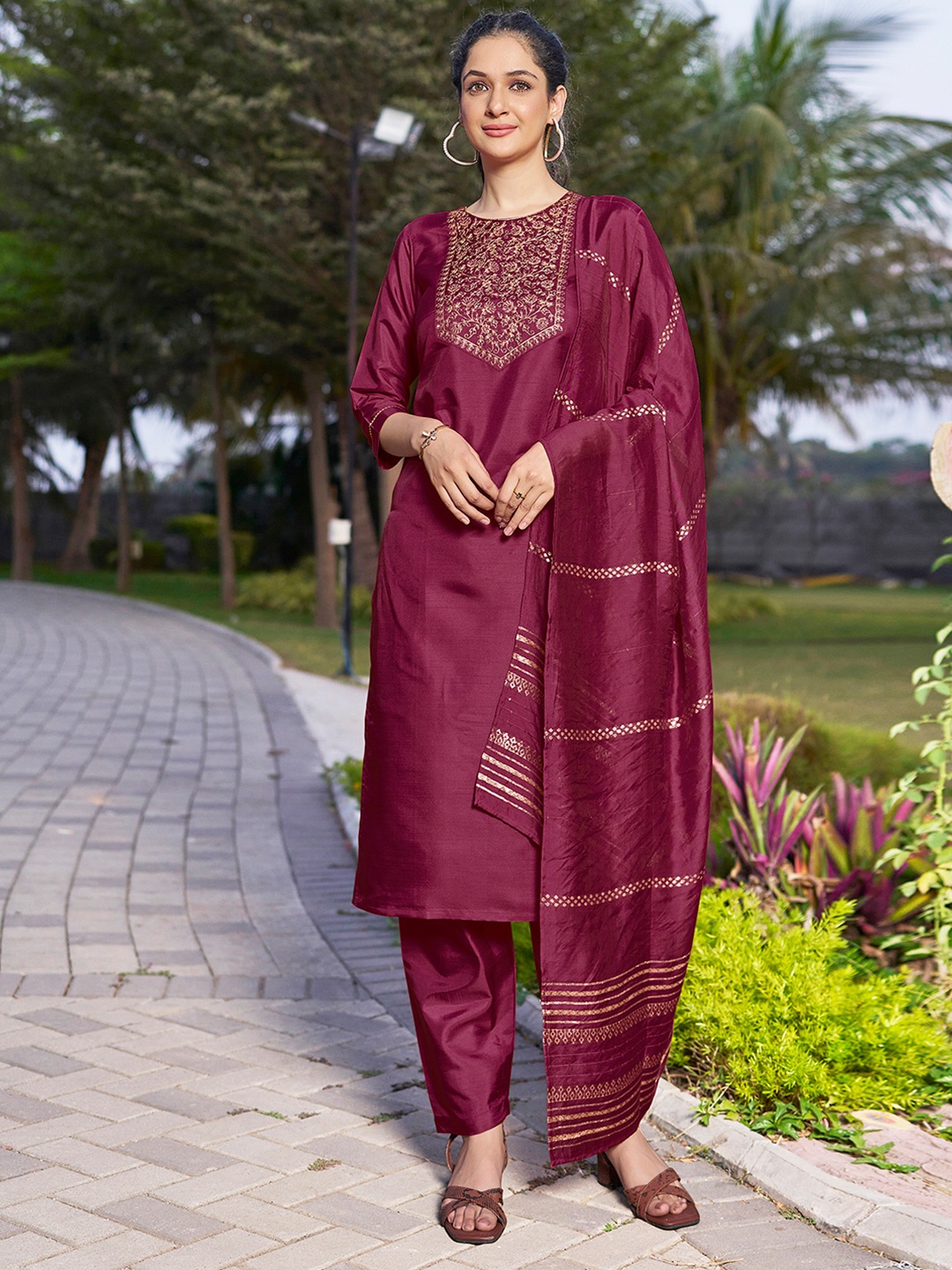 

SKYLEE Ethnic Motifs Yoke Design Thread Work Straight Kurta with Trousers & Dupatta, Maroon