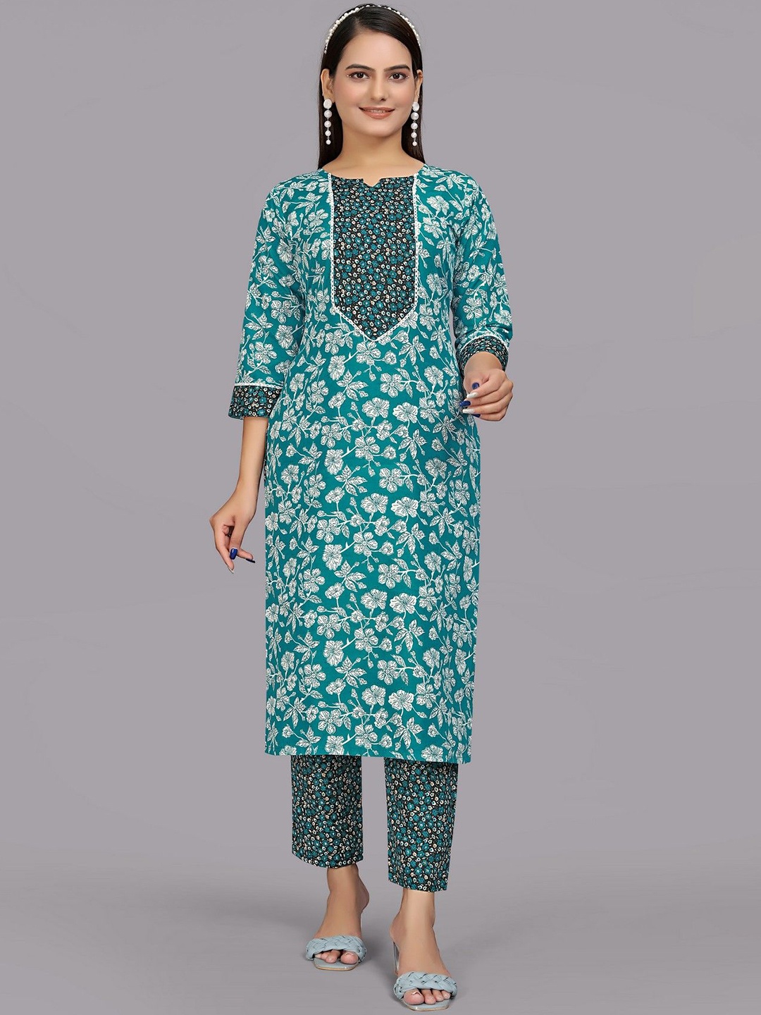 

PARNAVI Floral Printed Straight Kurta With Trousers, Green