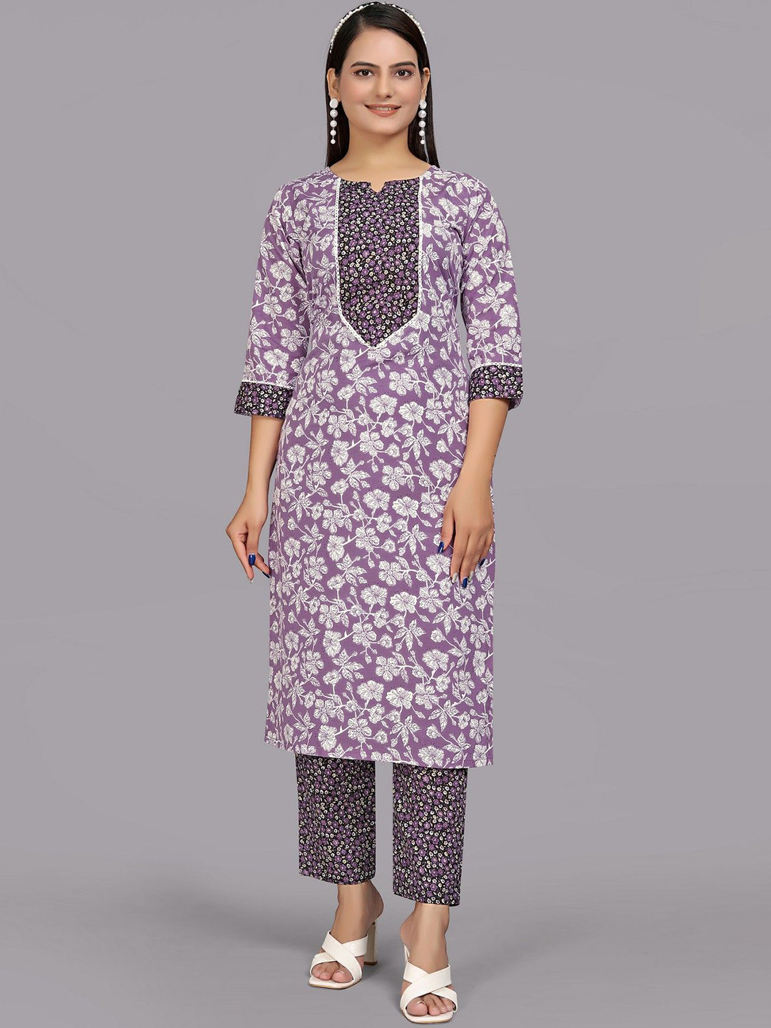 

PARNAVI Floral Printed Straight Kurta With Trousers, Grey