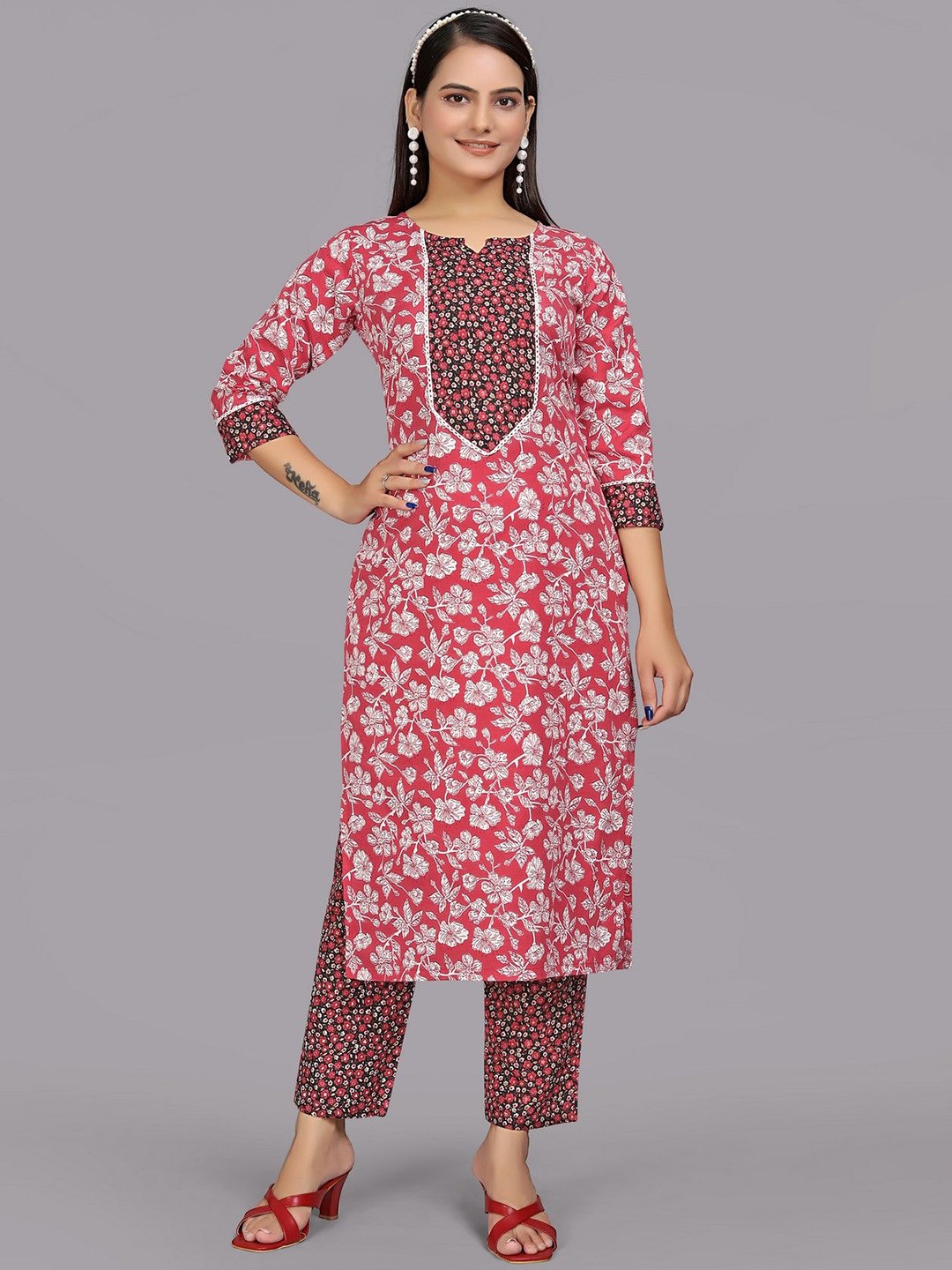

PARNAVI Floral Printed Straight Kurta With Trousers, Maroon