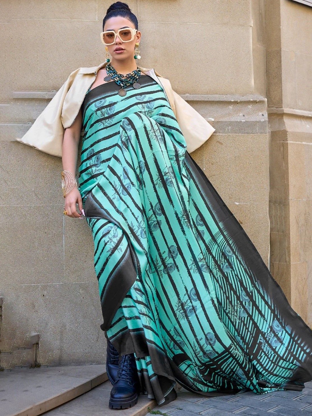 

ORUS Striped Floral Print Saree, Sea green