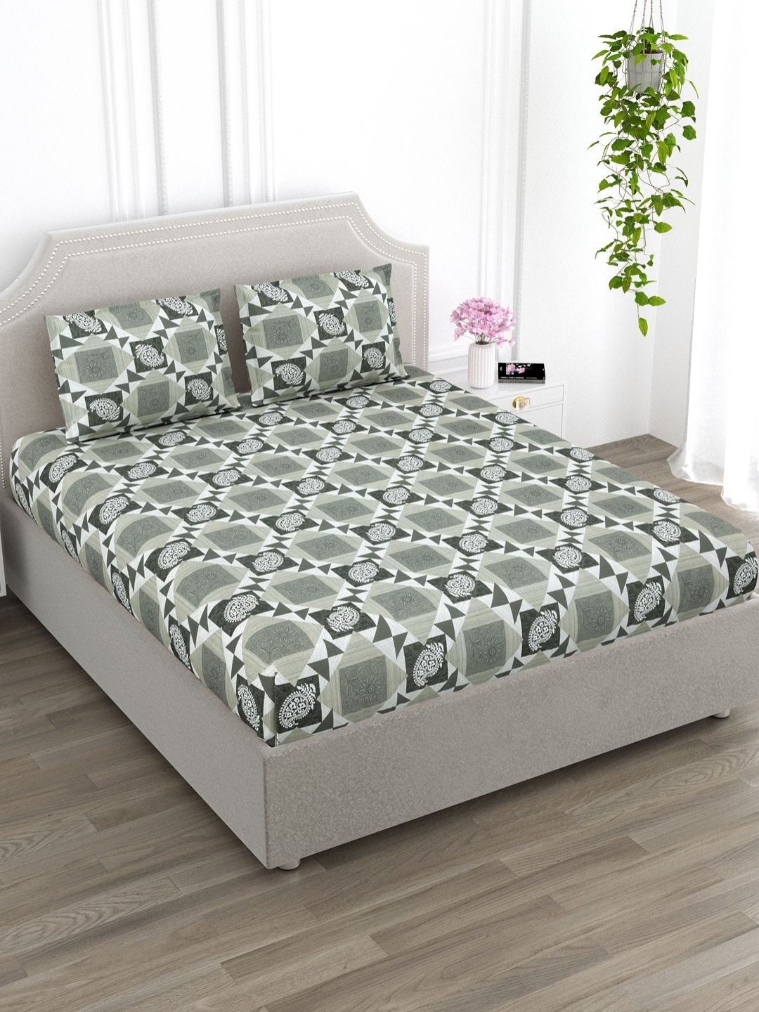 

EverHOME Nirvana Green Geometric Cotton 144 TC Super King Bedsheet & 2 Pillow Covers