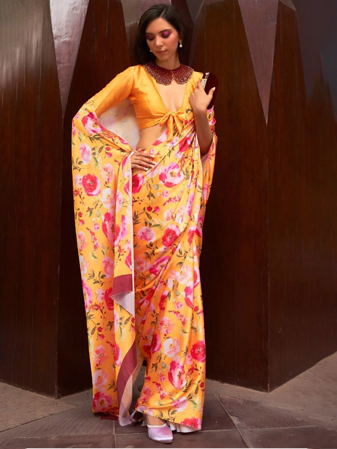 

Sarvada Floral Saree With Blouse, Yellow