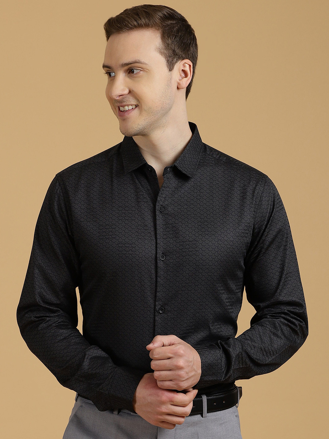 

Gavin Paris Men Classic Geometric Printed Semiformal Shirt, Black