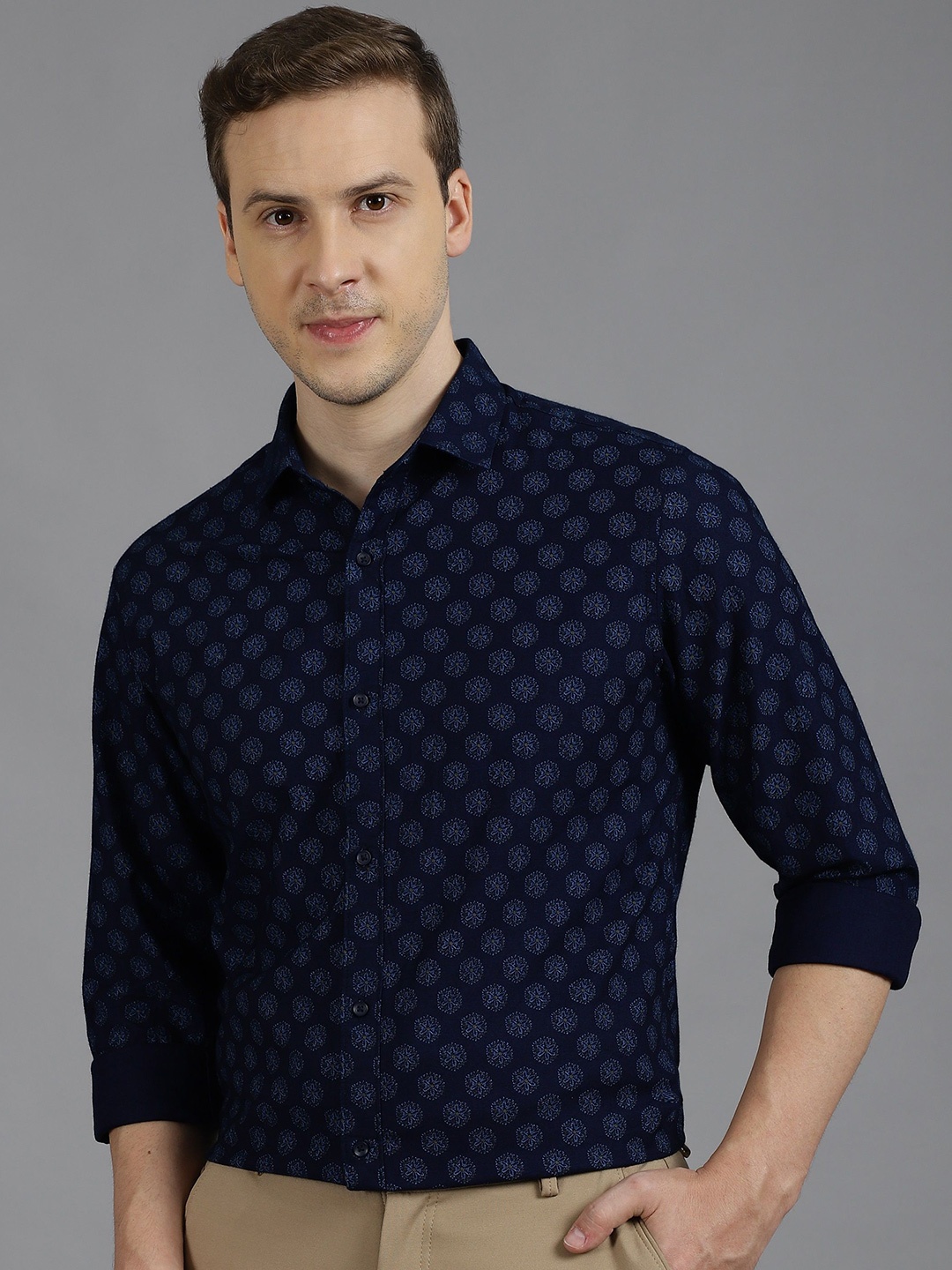 

Gavin Paris Men Classic Geometric Printed Spread Collar Semiformal Shirt, Navy blue