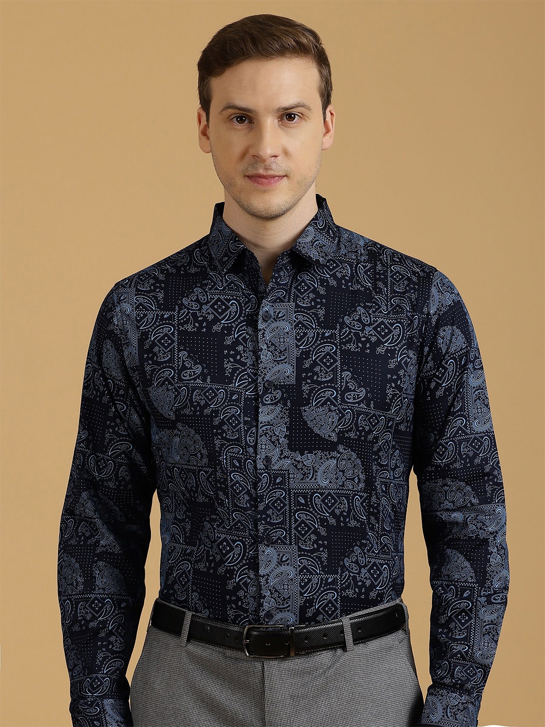 Gavin Paris Men Classic Ethnic Motifs Printed Spread Collar Semiformal Shirt, Navy blue