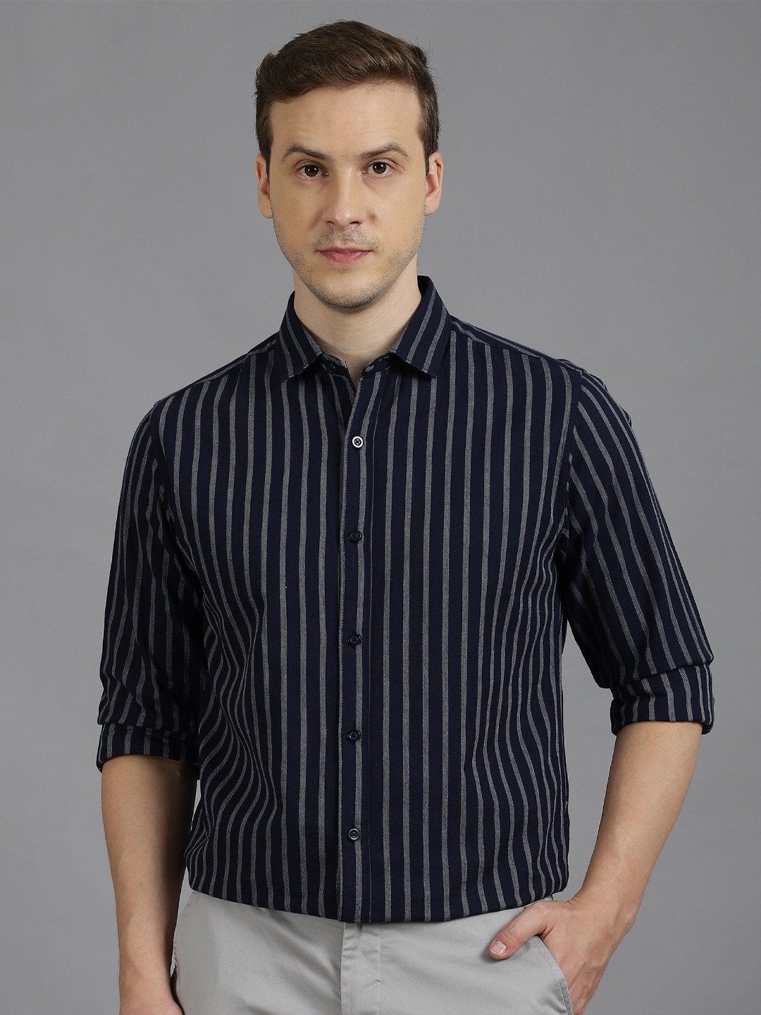 

Gavin Paris Men Classic Vertical Striped Spread Collar Semiformal Shirt, Navy blue