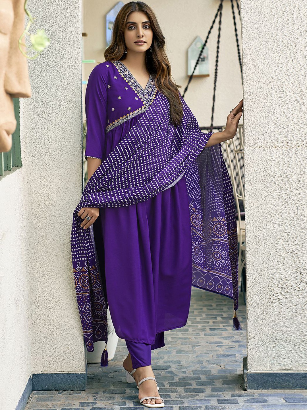 

SKYLEE Purple Ethnic Motifs Yoke Design Empire Anarkali Kurta with Trousers & With Dupatta