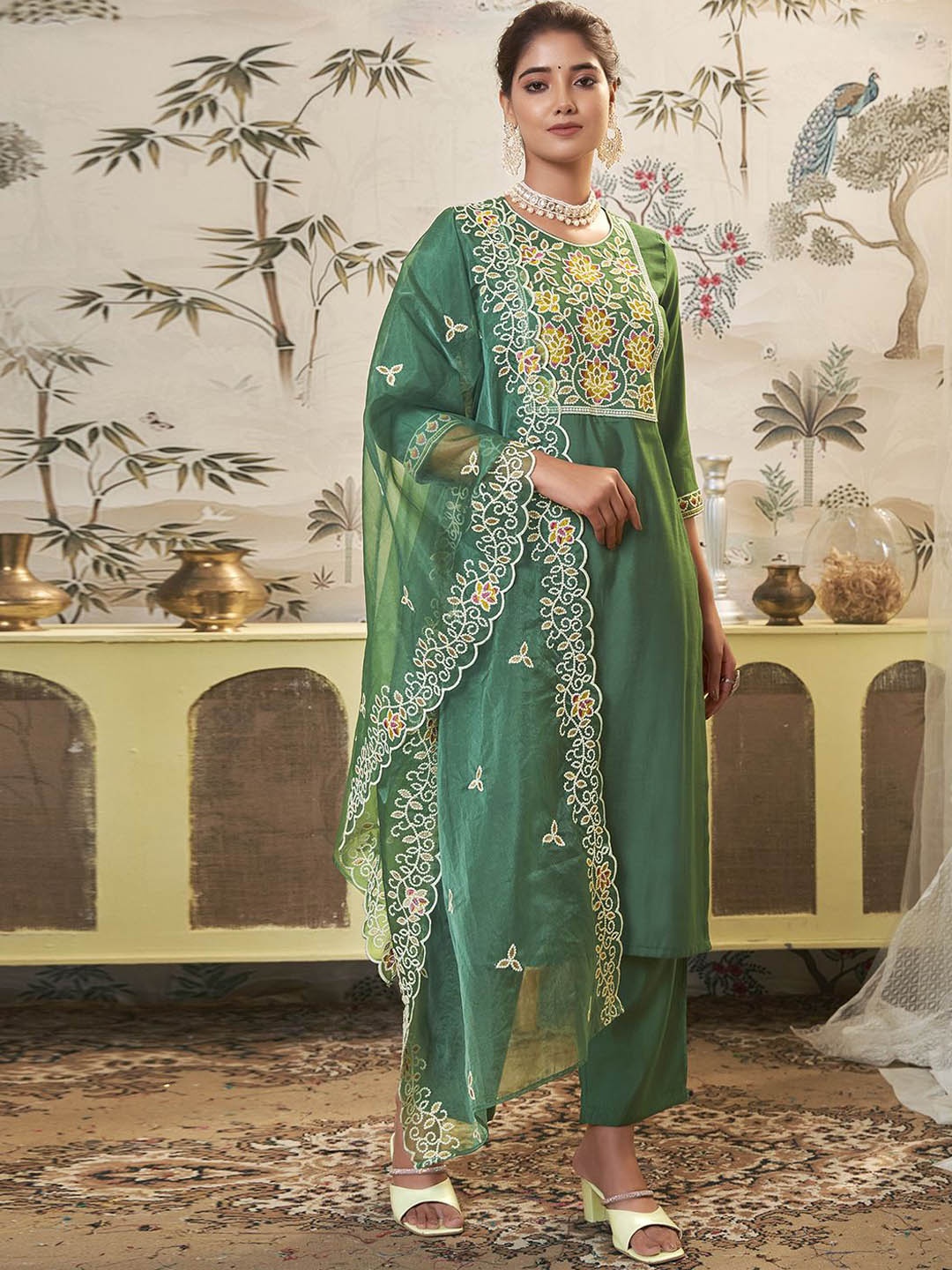 

SKYLEE Floral Yoke Design Regular Thread Work Straight Kurta with Trousers & With Dupatta, Green