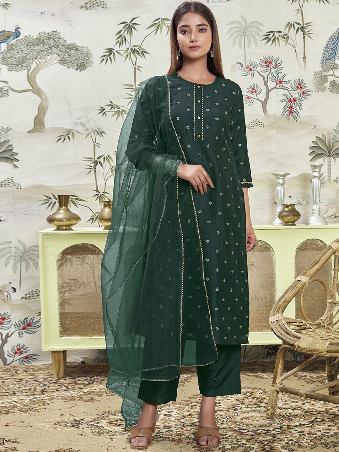 

SKYLEE Green Floral Printed Regular Kurta with Trousers & With Dupatta