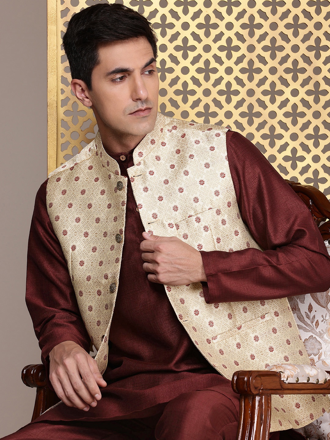 

House of Pataudi Regular Jashn Kurta with Trouser & Nehru jacket, Maroon