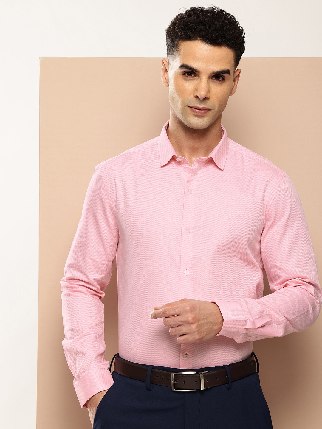

INVICTUS Men Textured Slim Fit Formal Shirt, Pink