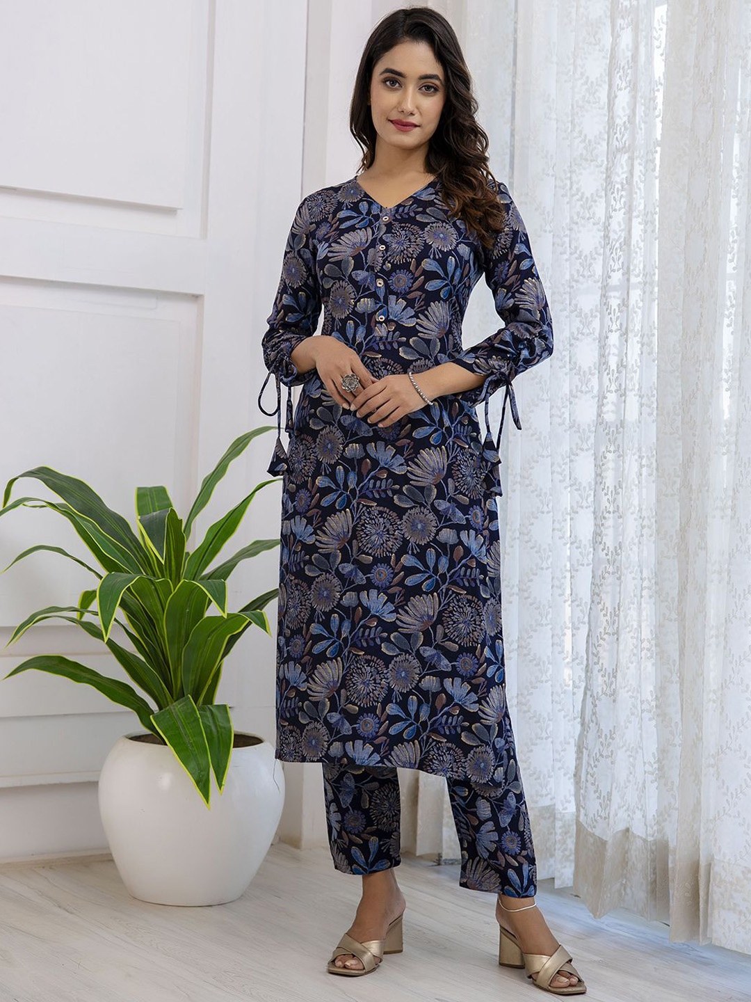 

Nayo Women Floral Printed Regular Kurta with Trousers, Navy blue