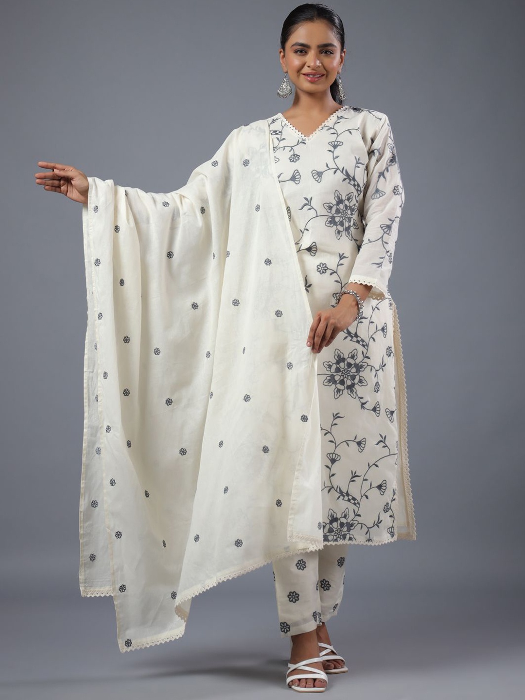 

Amchoor Floral Embroidered Regular Thread Work Kurta With Trousers & Dupatta, Cream