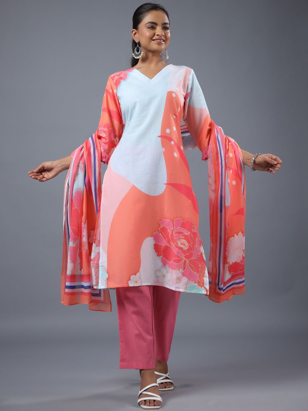 

Amchoor Floral Printed Straight Kurta With Trousers & Dupatta, White