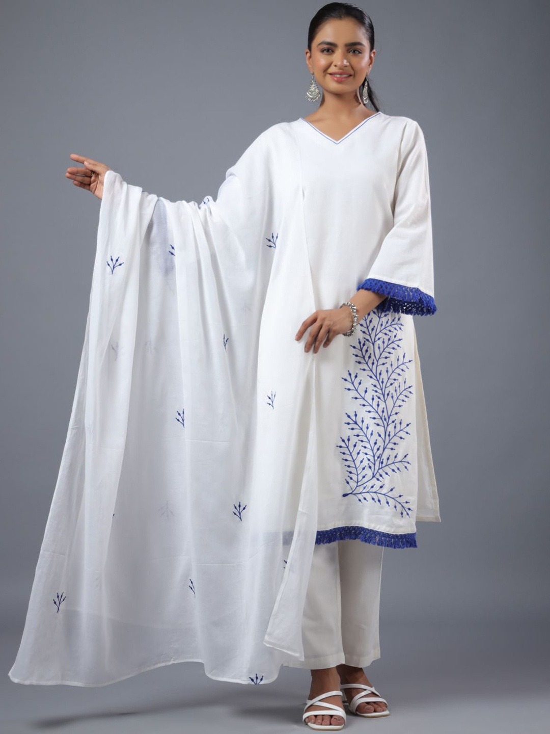 

Amchoor Floral Printed Pakistani Style Kurta With Trousers & Dupatta, White