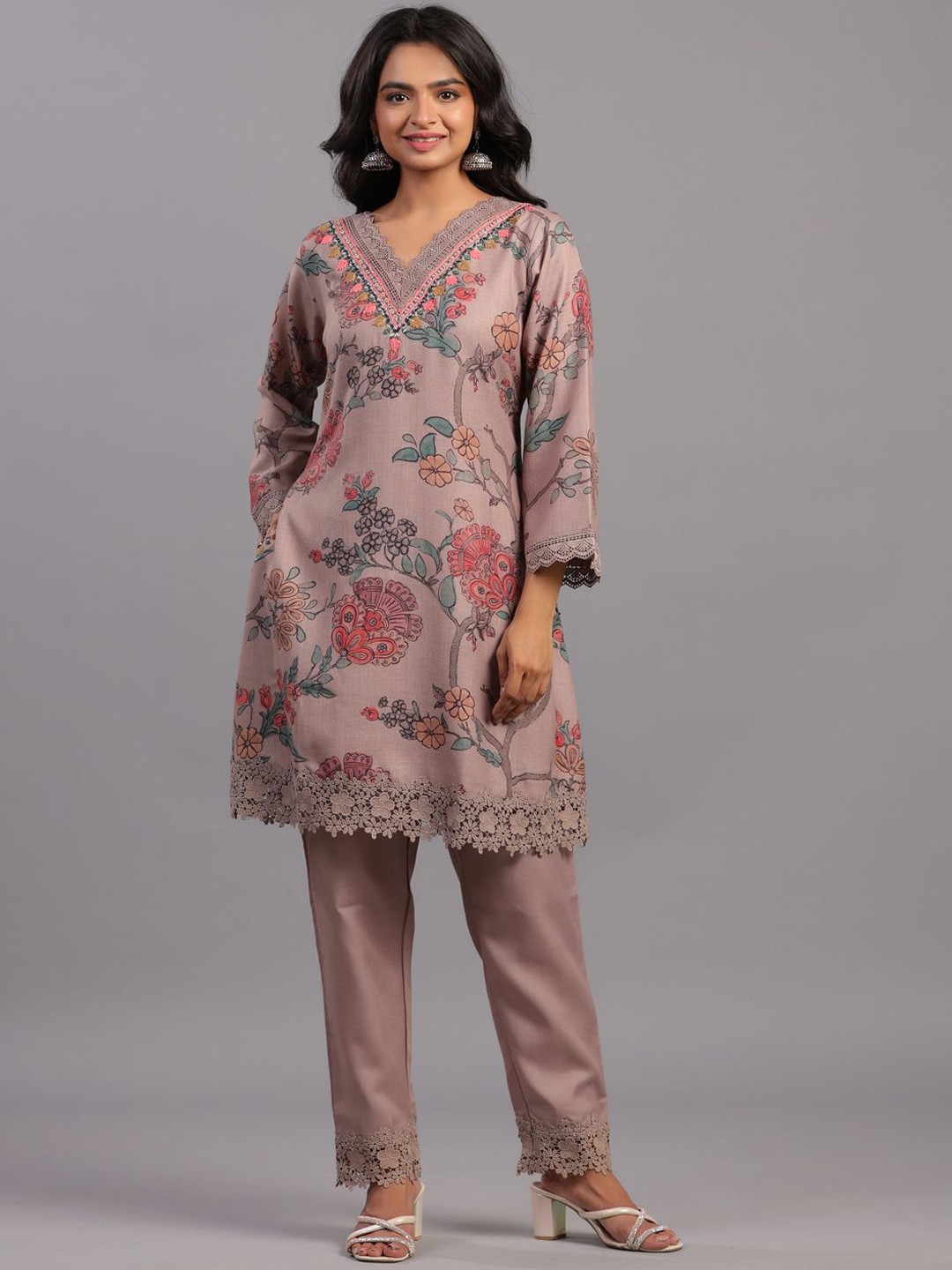

Amchoor Floral Printed Regular Thread Work Kurta with Trousers & With Dupatta, Mauve