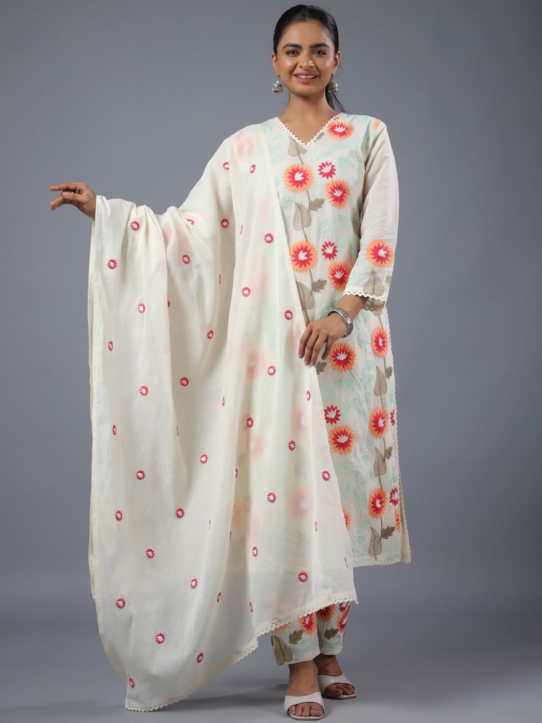 

Amchoor Floral Embroidered Regular Straight Kurta With Trousers & Dupatta, Cream