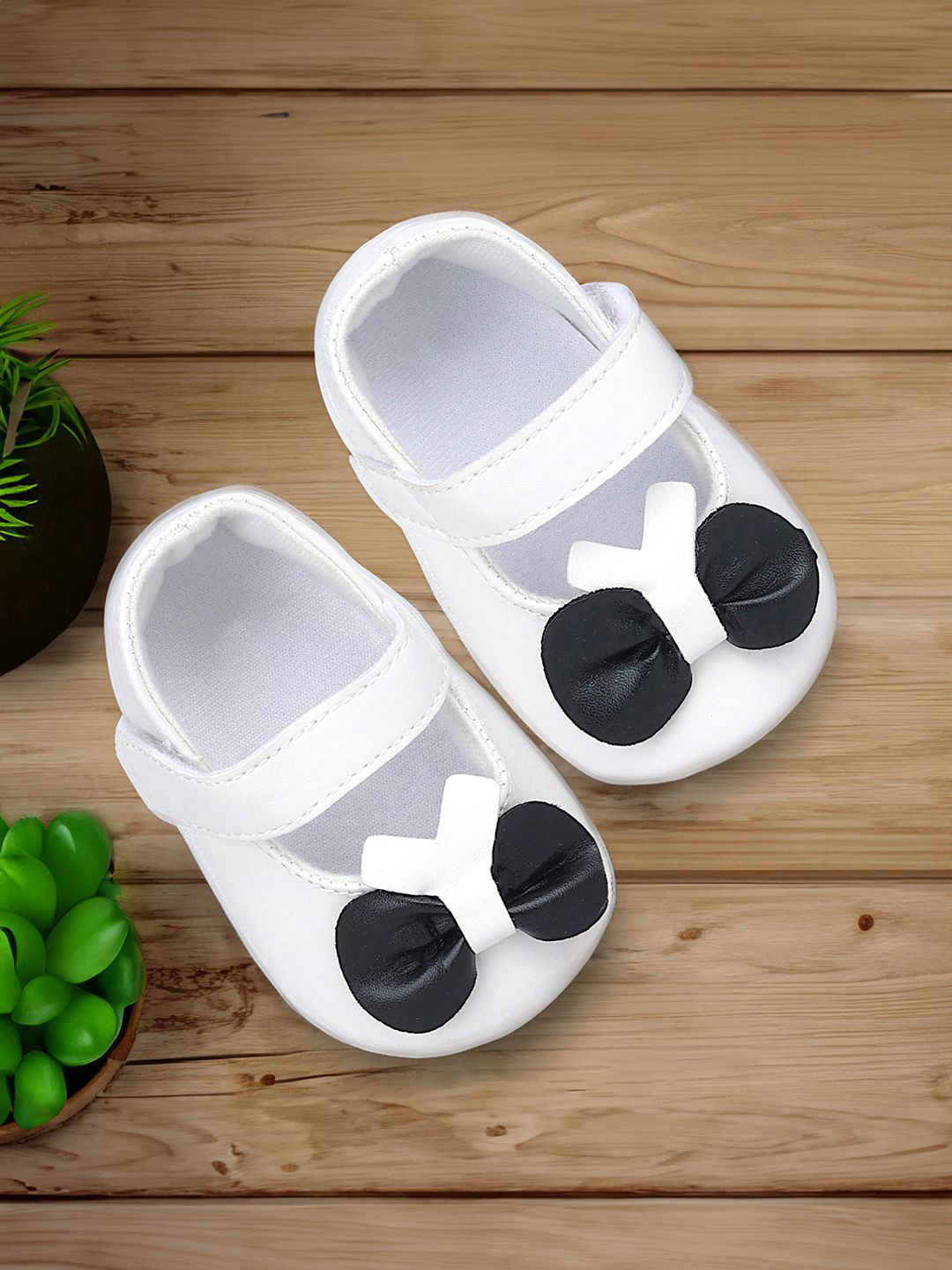 

Baby Moo Unisex Kids Booties, White