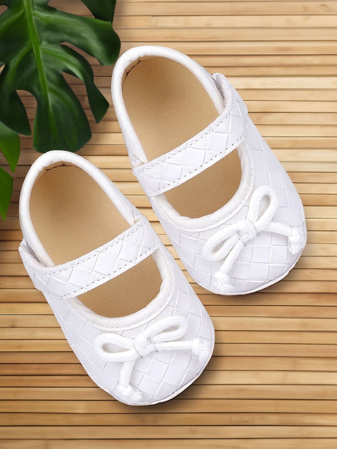 

Baby Moo Unisex Kids Booties, White