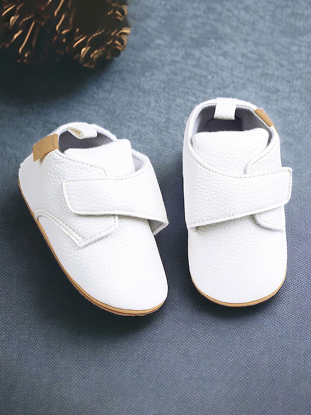 

Baby Moo Unisex Kids Booties, White