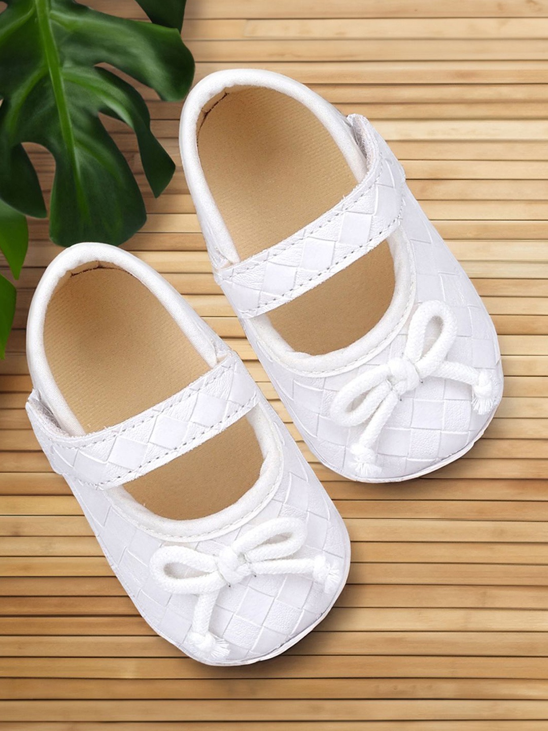 

Baby Moo Kids-Girls Textured Booties, White