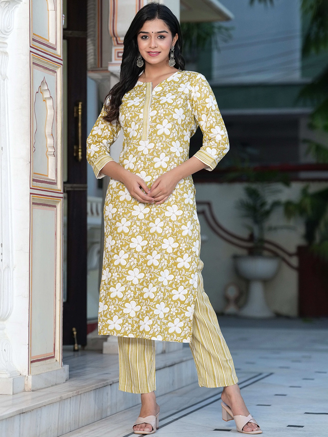 

BAESD Floral Printed Notch Neck Regular Straight Kurta With Trousers, Yellow