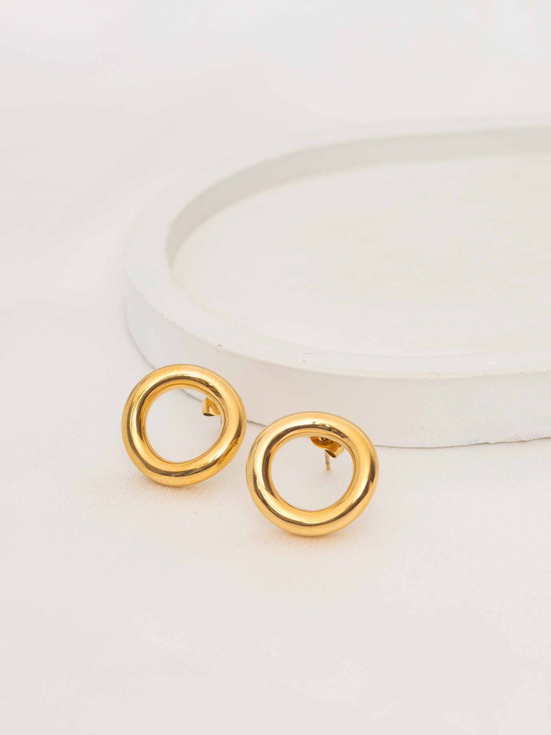 

Pefectly Average Women 18K Gold Plated Circle Stud Earrings