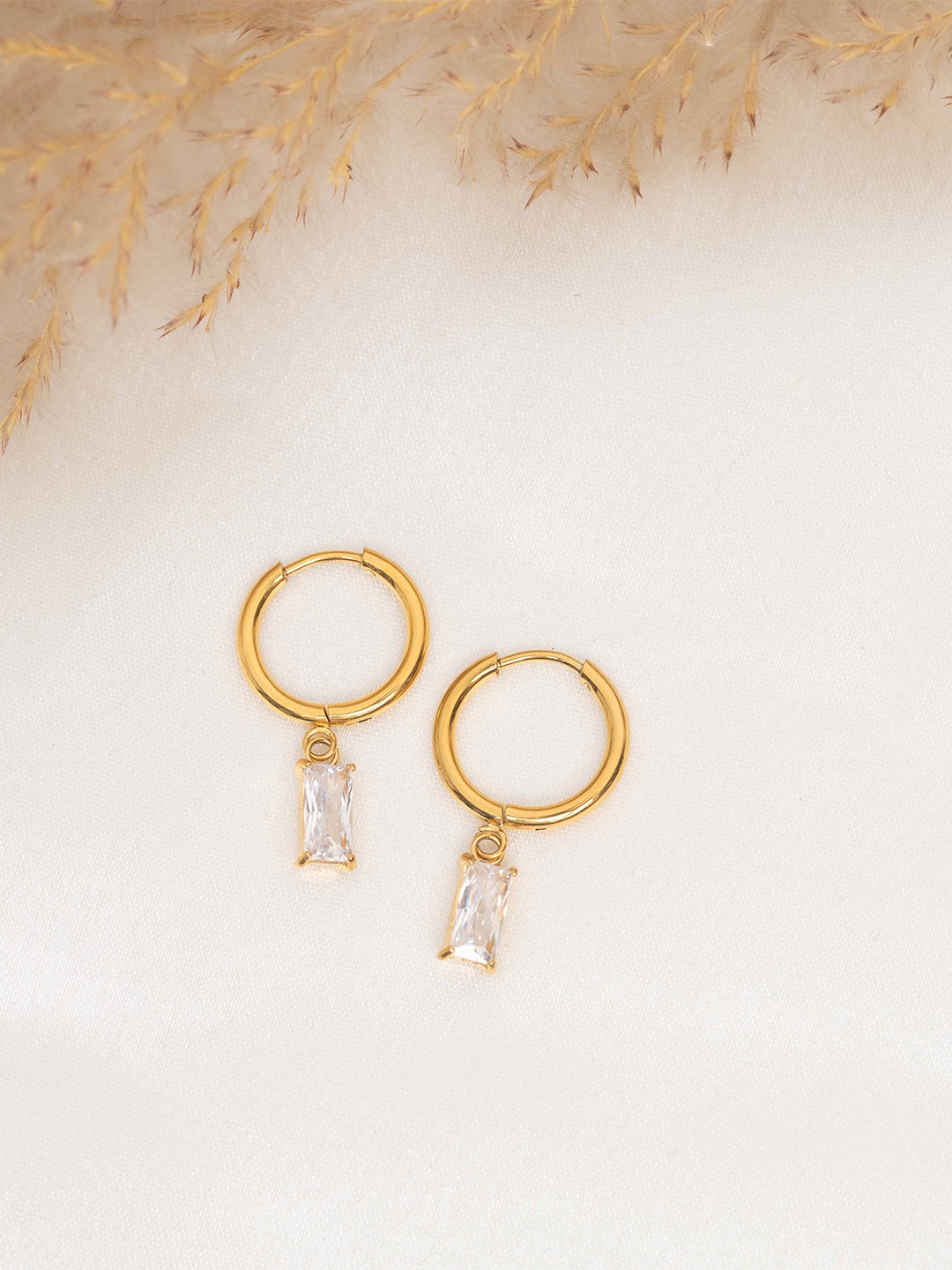 

Pefectly Average Women 18K Gold Plated Clear Rectangle Huggies