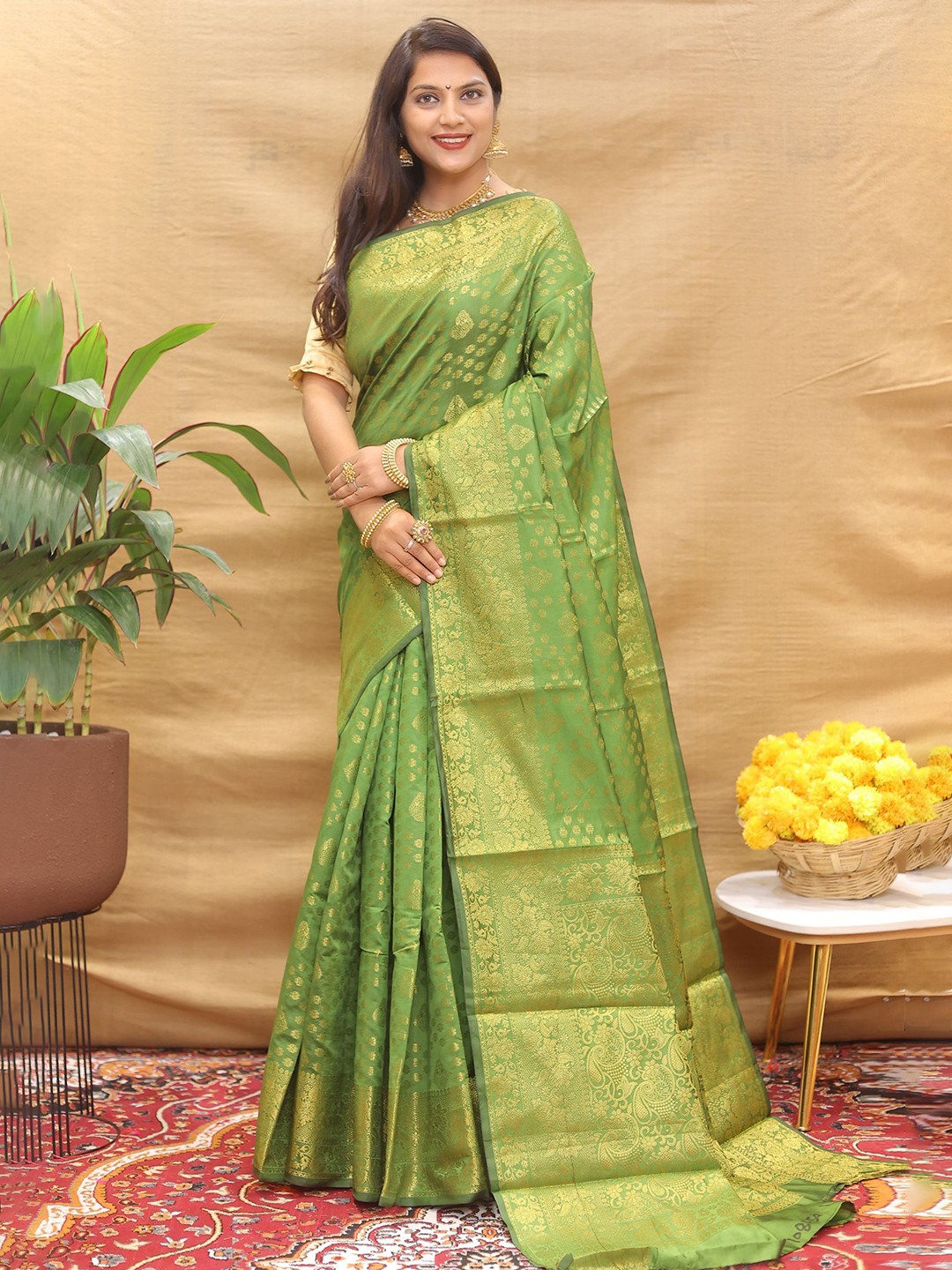 

Royal Rajgharana Saree Ethnic Motifs Zari Pure Silk Kanjeevaram Sarees, Green
