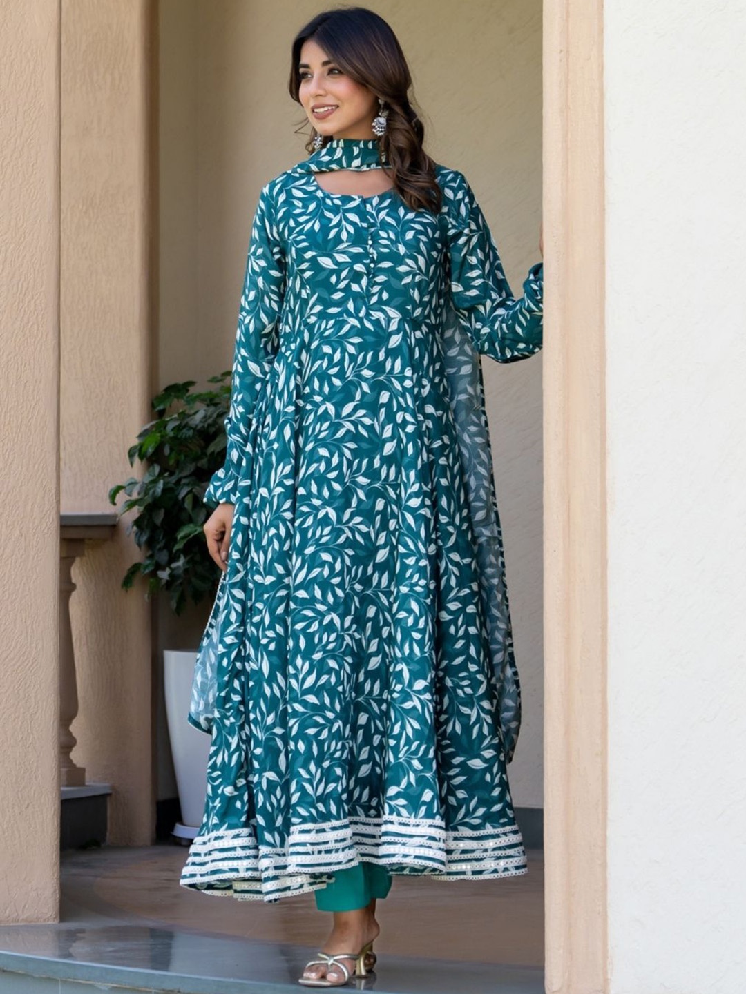 

HOUSE OF JAMOTI Floral Printed Round Neck Regular Anarkali Kurta With Trousers & Dupatta, Green