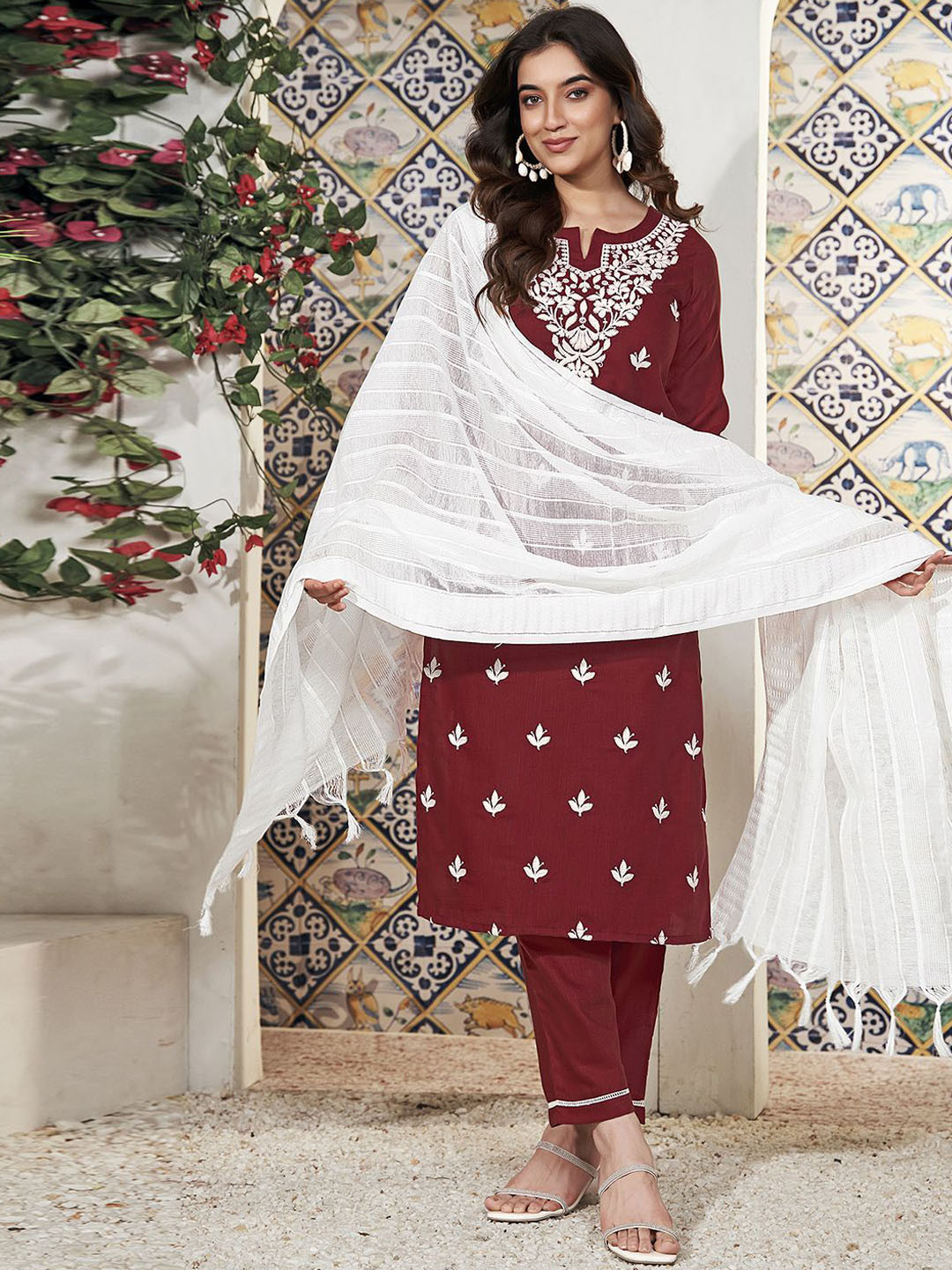 

SKYLEE Women Ethnic Motifs Embroidered Regular Thread Work Kurta with Trousers & With Dupatta, Maroon
