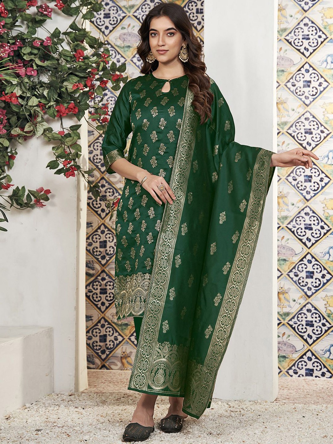

SKYLEE Green Keyhole Neck Regular Straight Kurta with Trousers & With Dupatta, Gold