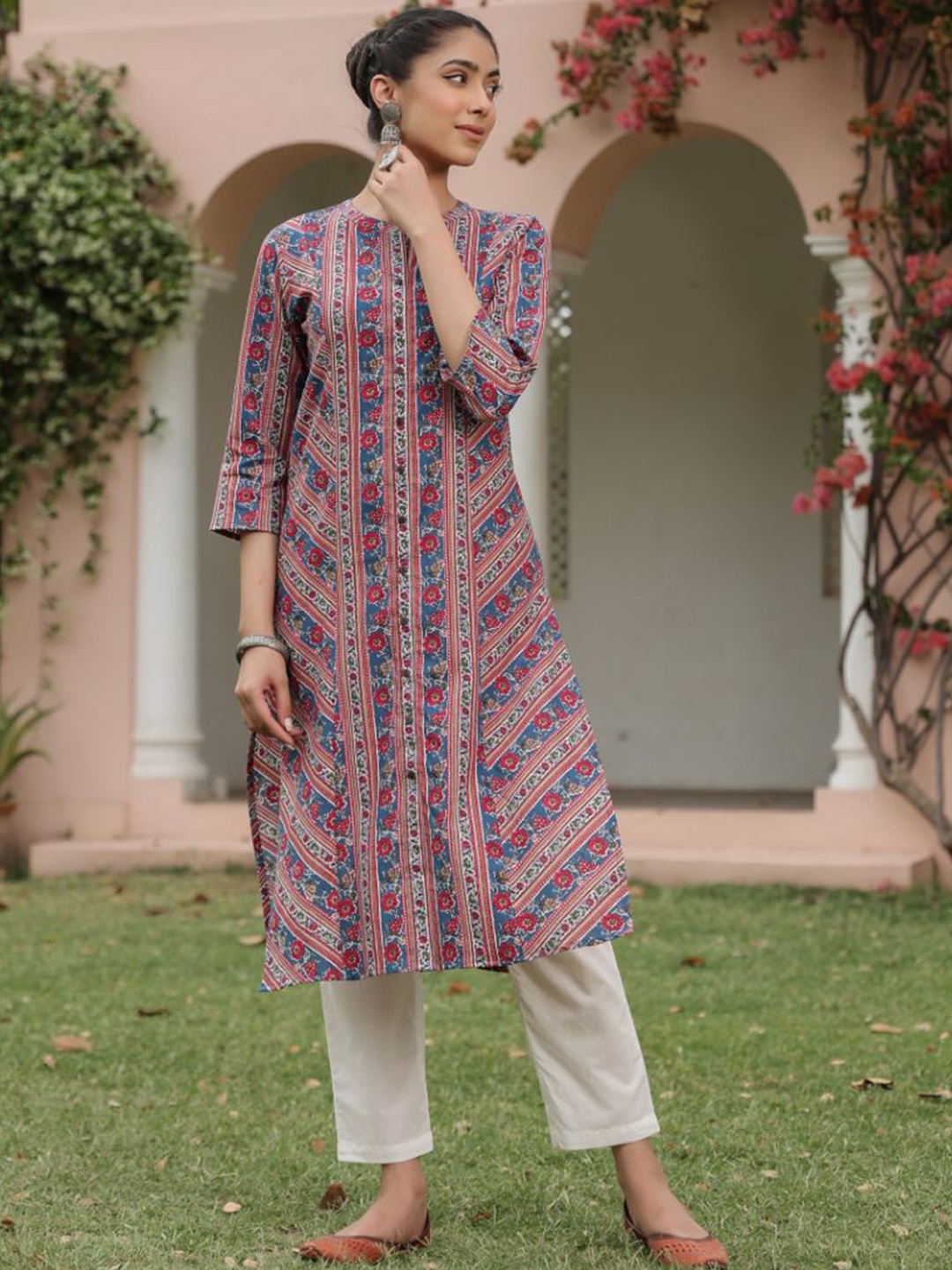 

SAVI Floral Printed Mandarin Collar Pure Cotton Straight Kurta, Blue