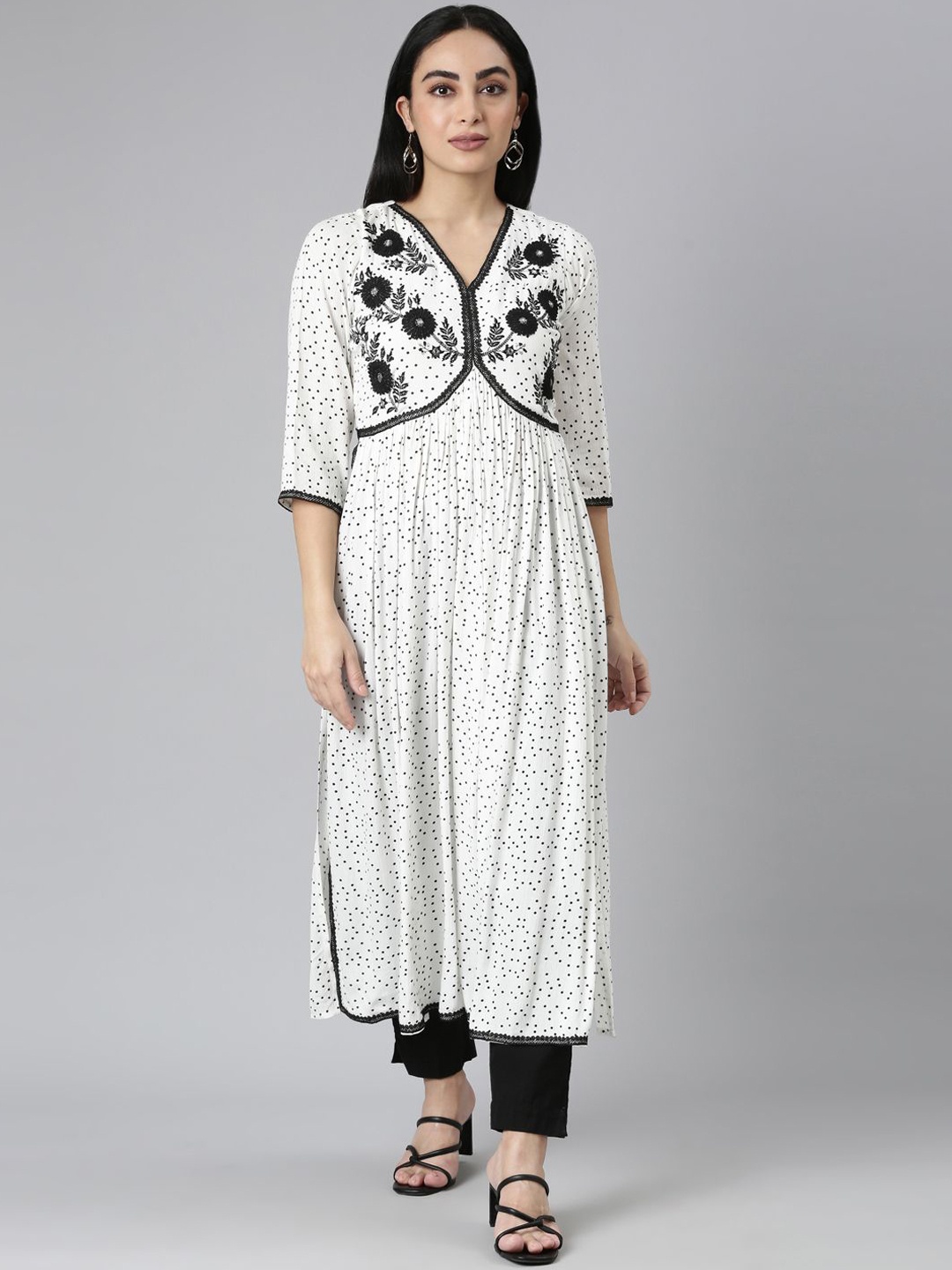 

Neerus Floral Embroidered Thread Work Straigth Kurta, White