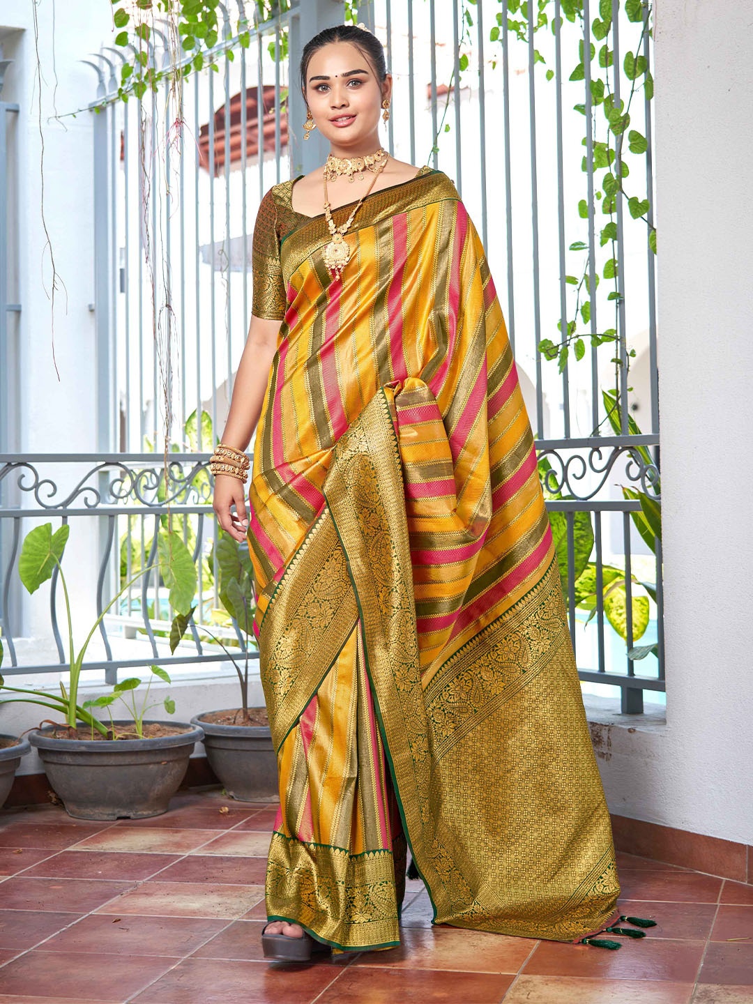 

MANOHARI Woven Design Zari Banarasi Saree, Green