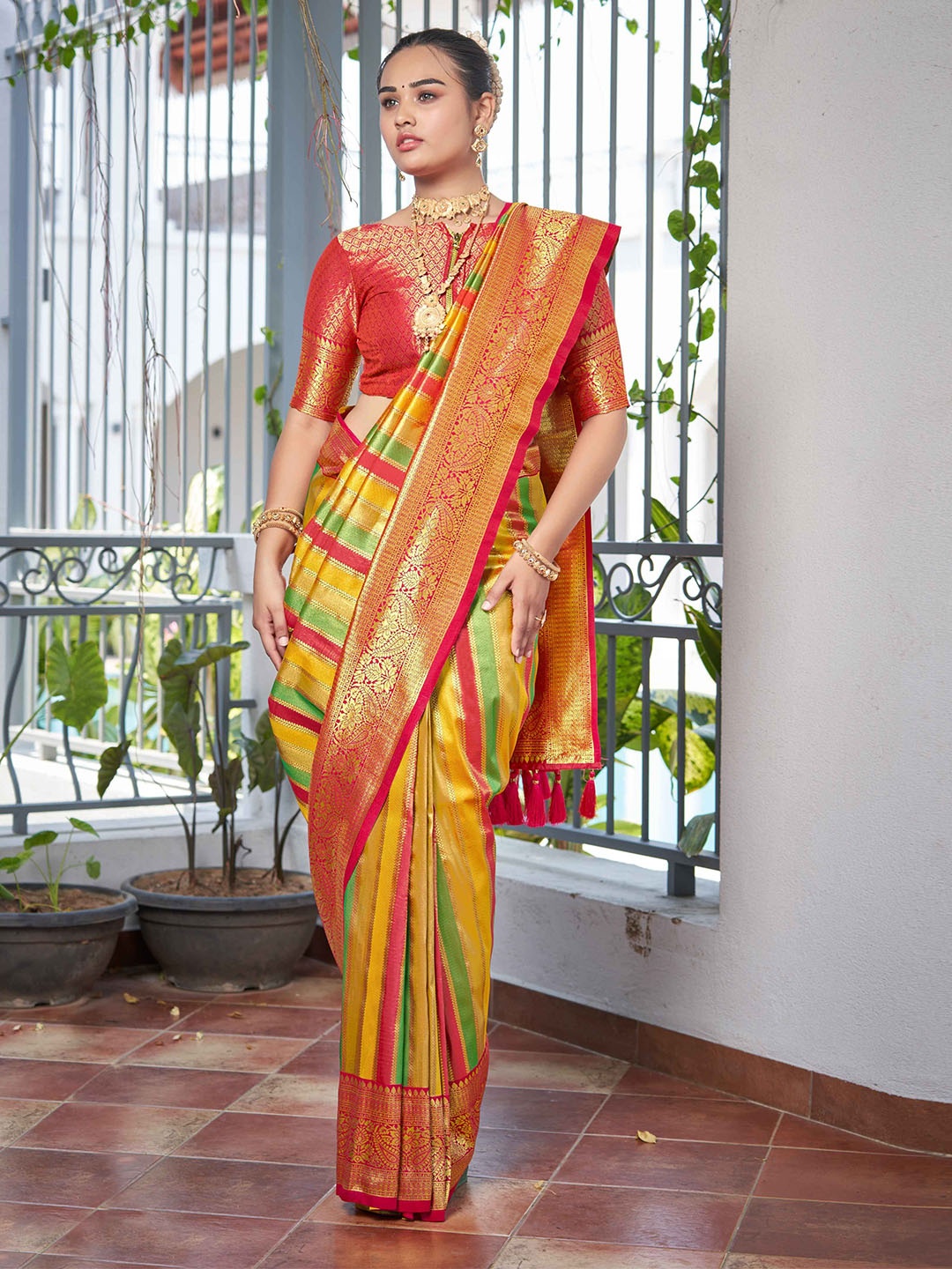 

MANOHARI Ethnic Motifs Zari Banarasi Saree, Pink