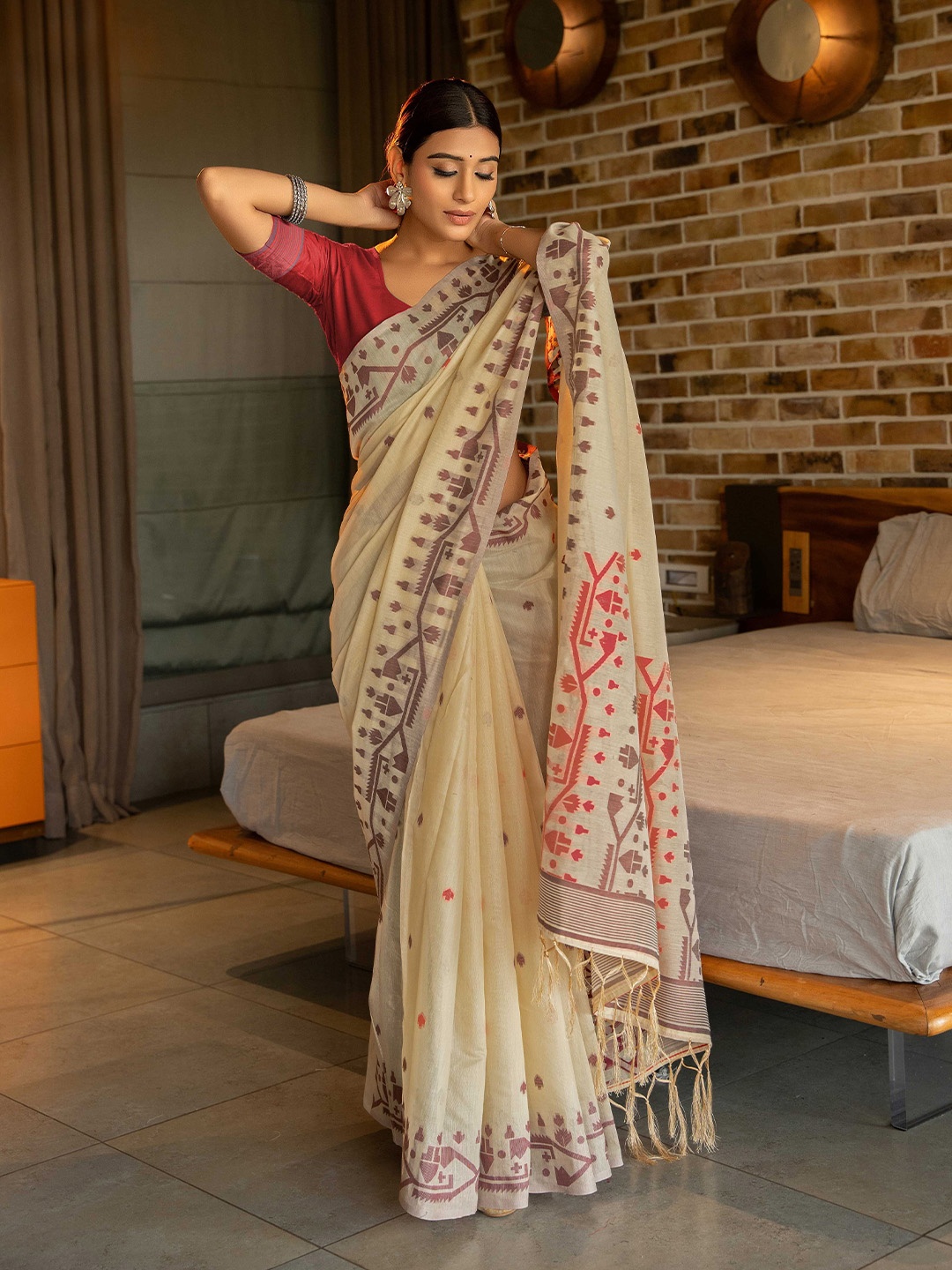 

HEER FASHION Woven Design Pure Cotton Jamdani Saree, Red