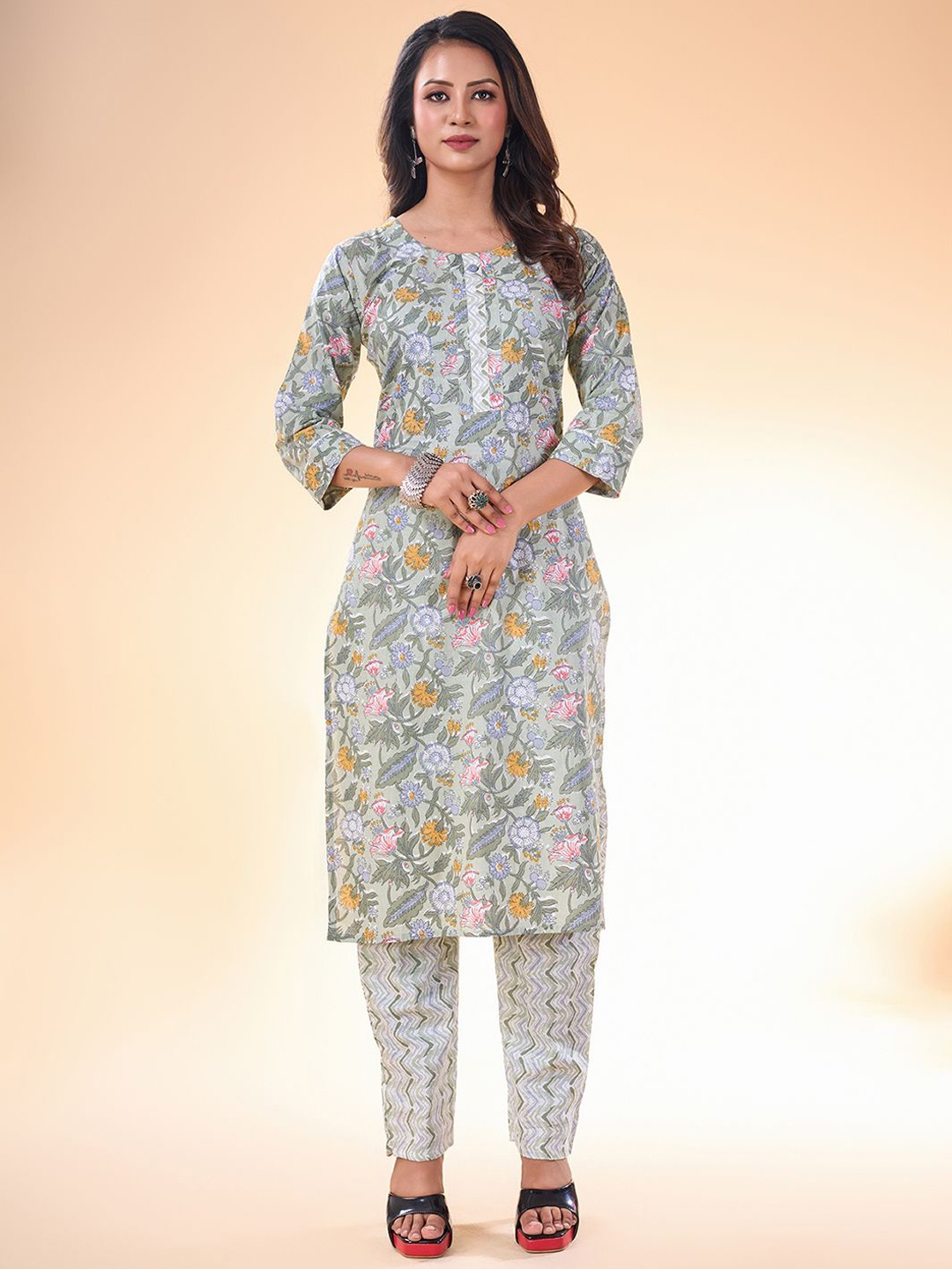 

cbazaar Floral Printed Straight Kurta With Trouser, Grey