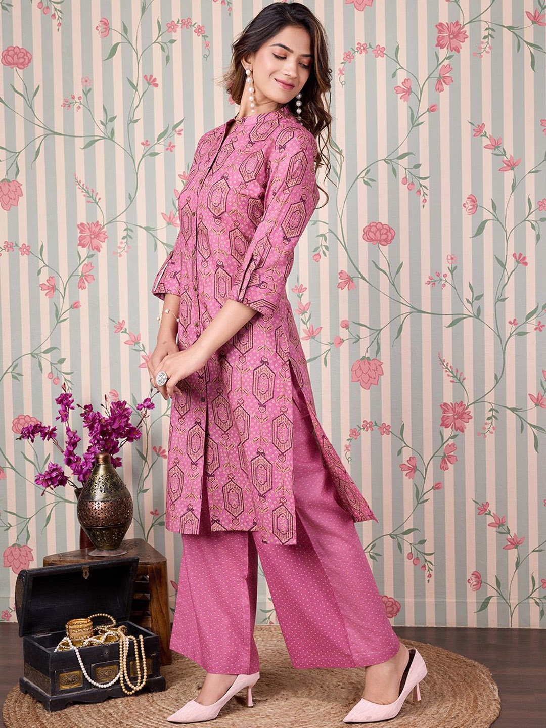 

Ode by House of Pataudi Floral Printed Regular Pure Cotton Kurta with Trousers, Pink