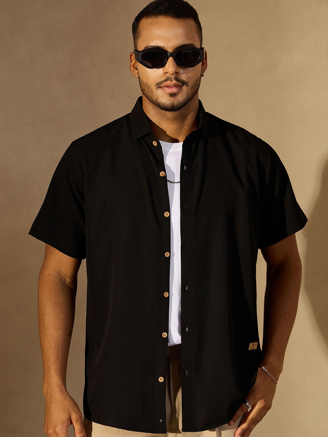 

DENNISON Men Solid Oversized Spread Collar Short Slevees Casual Shirt, Black