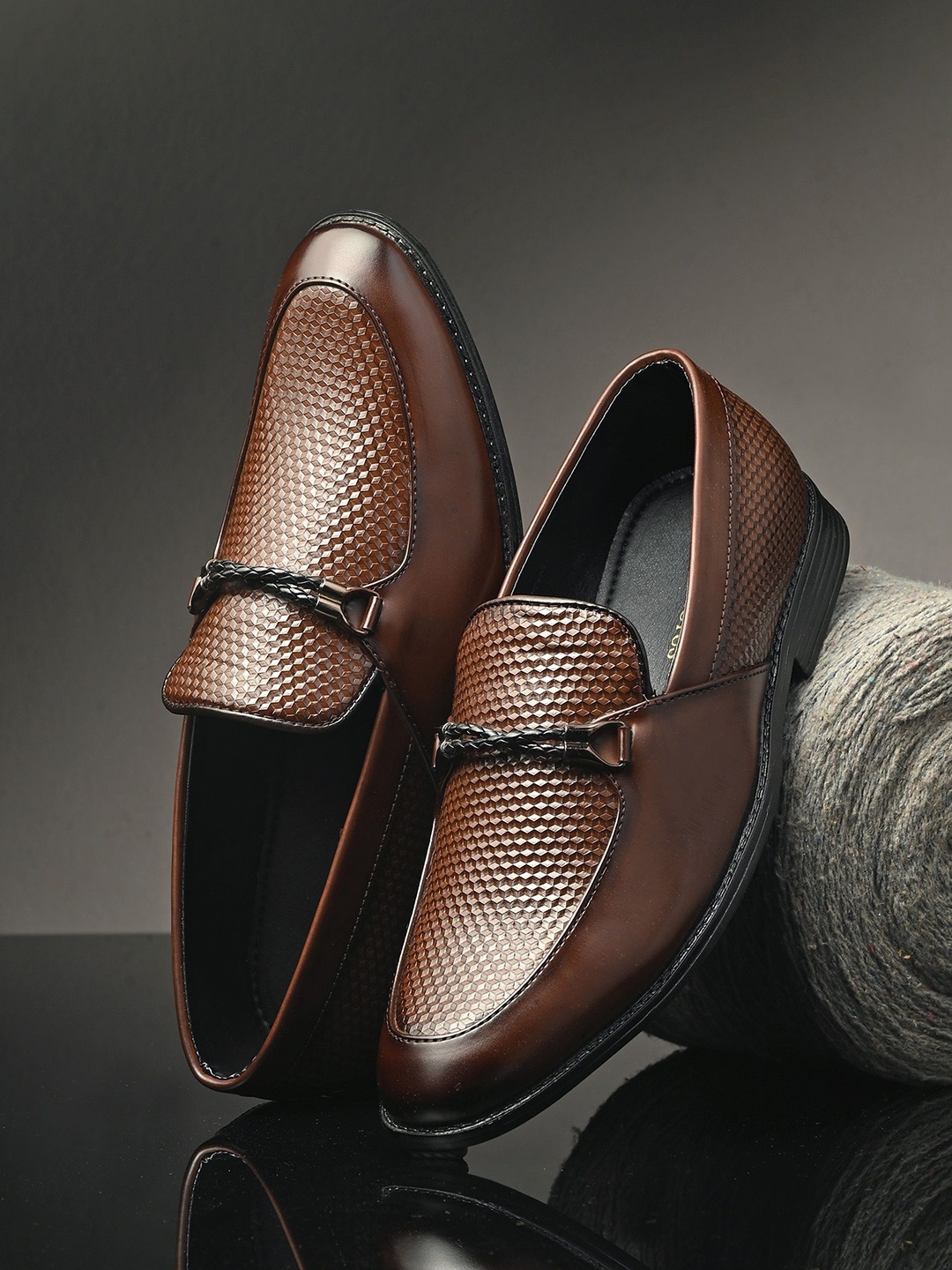 

INVICTUS Men Textured Formal Loafers, Brown