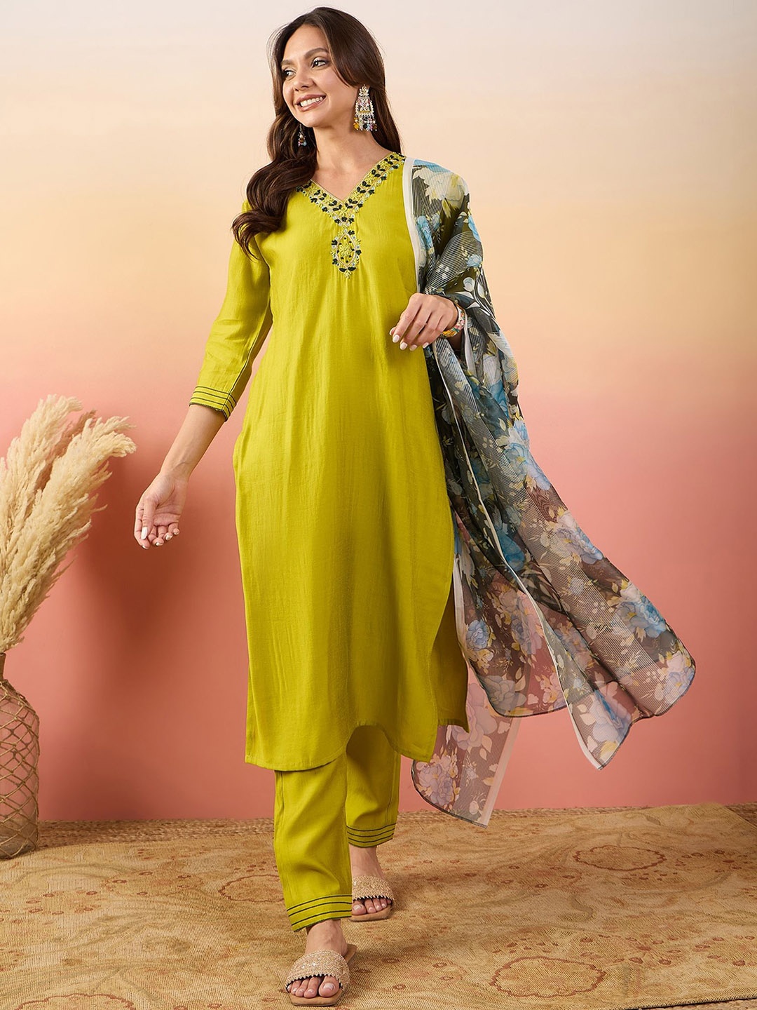 

DIVASTRI Floral Yoke Design Regular Thread Work Kurta With Trousers & Dupatta, Green