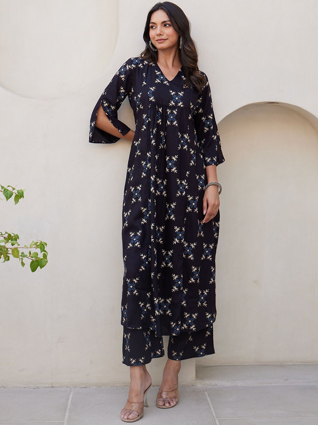 

HERE&NOW Black Geometric Printed V-Neck Kurta With Palazzos