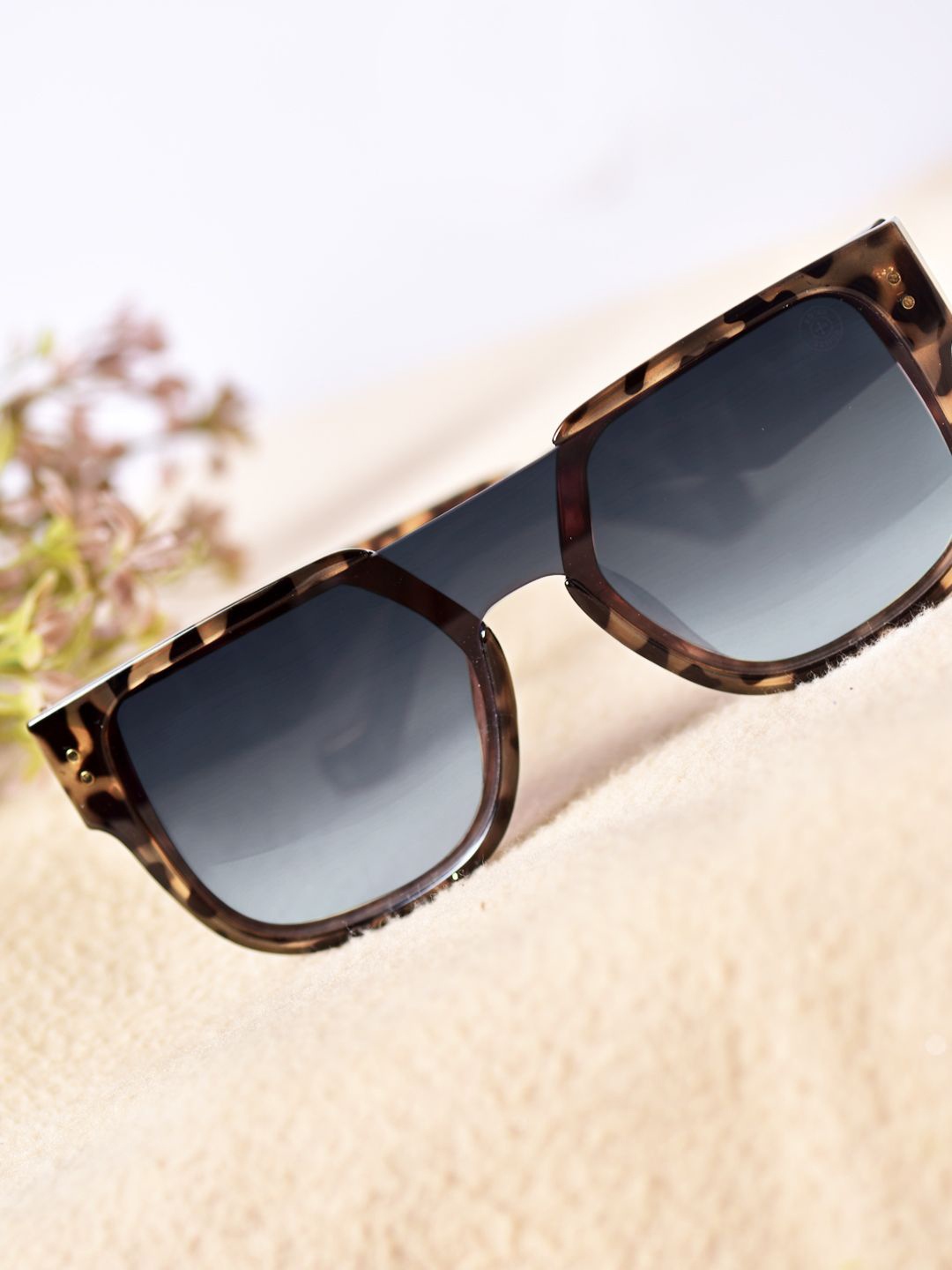 

CELEBRITY SUNGLASSES Women Oversized Sunglasses with UV Protected Lens, Grey