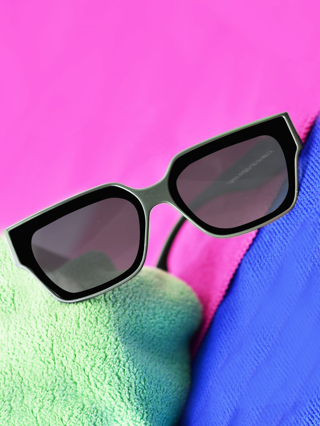 

CELEBRITY SUNGLASSES Unisex Browline Sunglasses with UV Protected Lens, Green