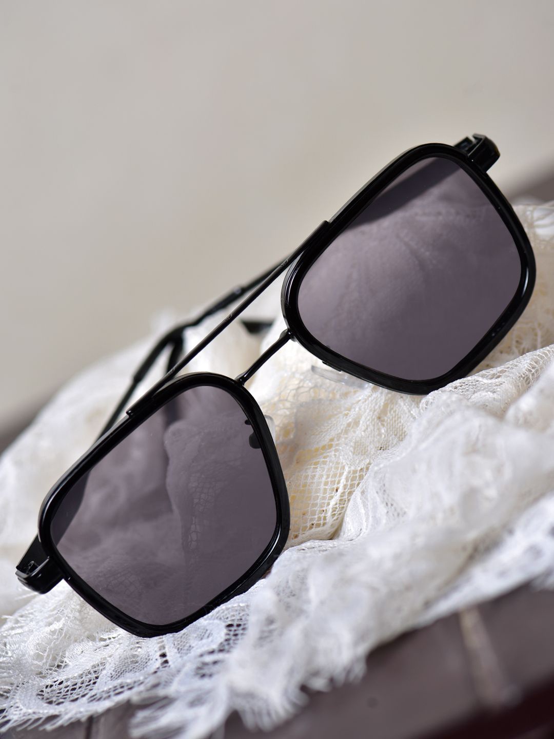 

CELEBRITY SUNGLASSES Unisex Browline Sunglasses with UV Protected Lens, Black
