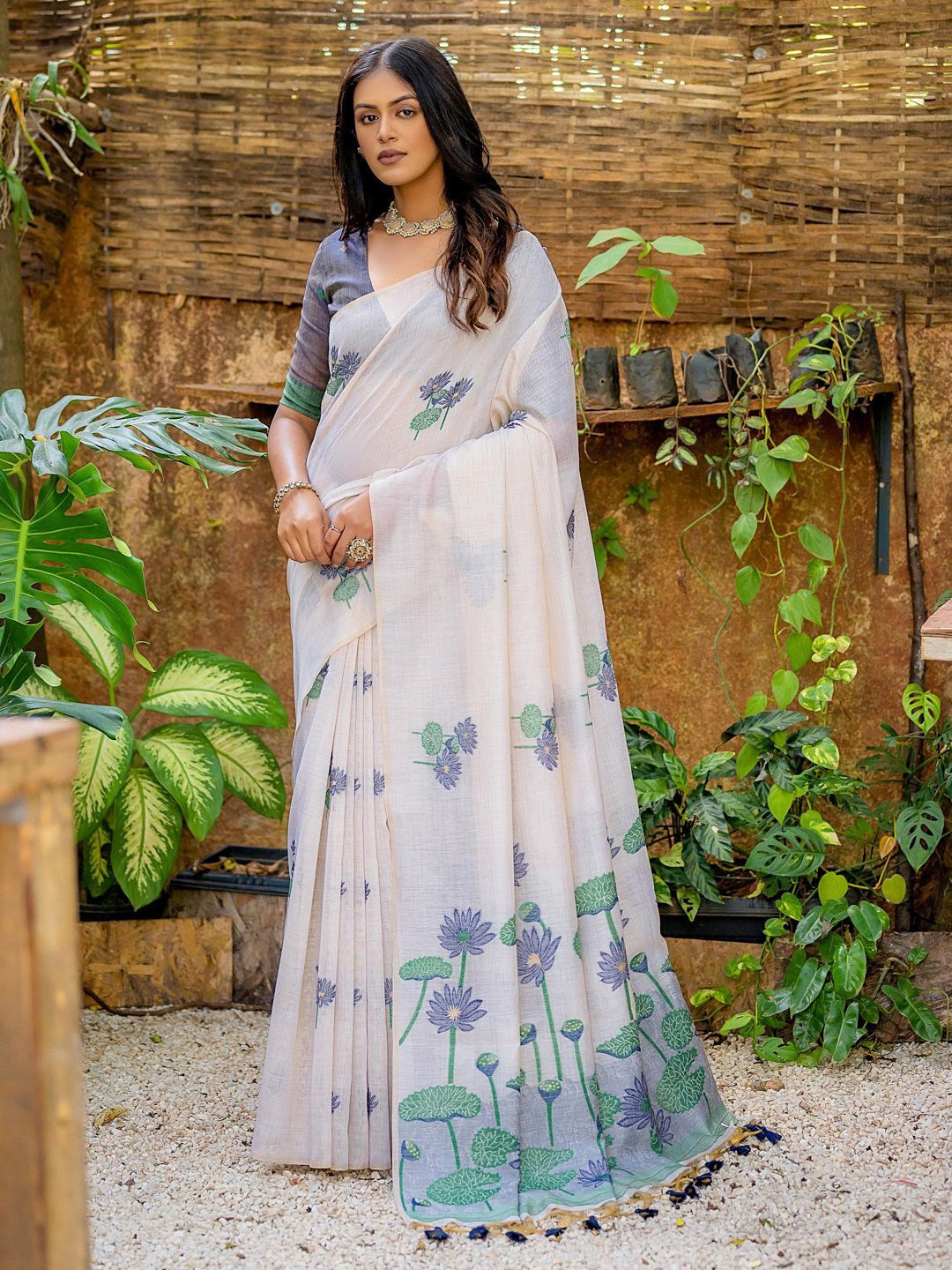 

Panzora Woven Design Ethnic Motifs Saree, Navy blue