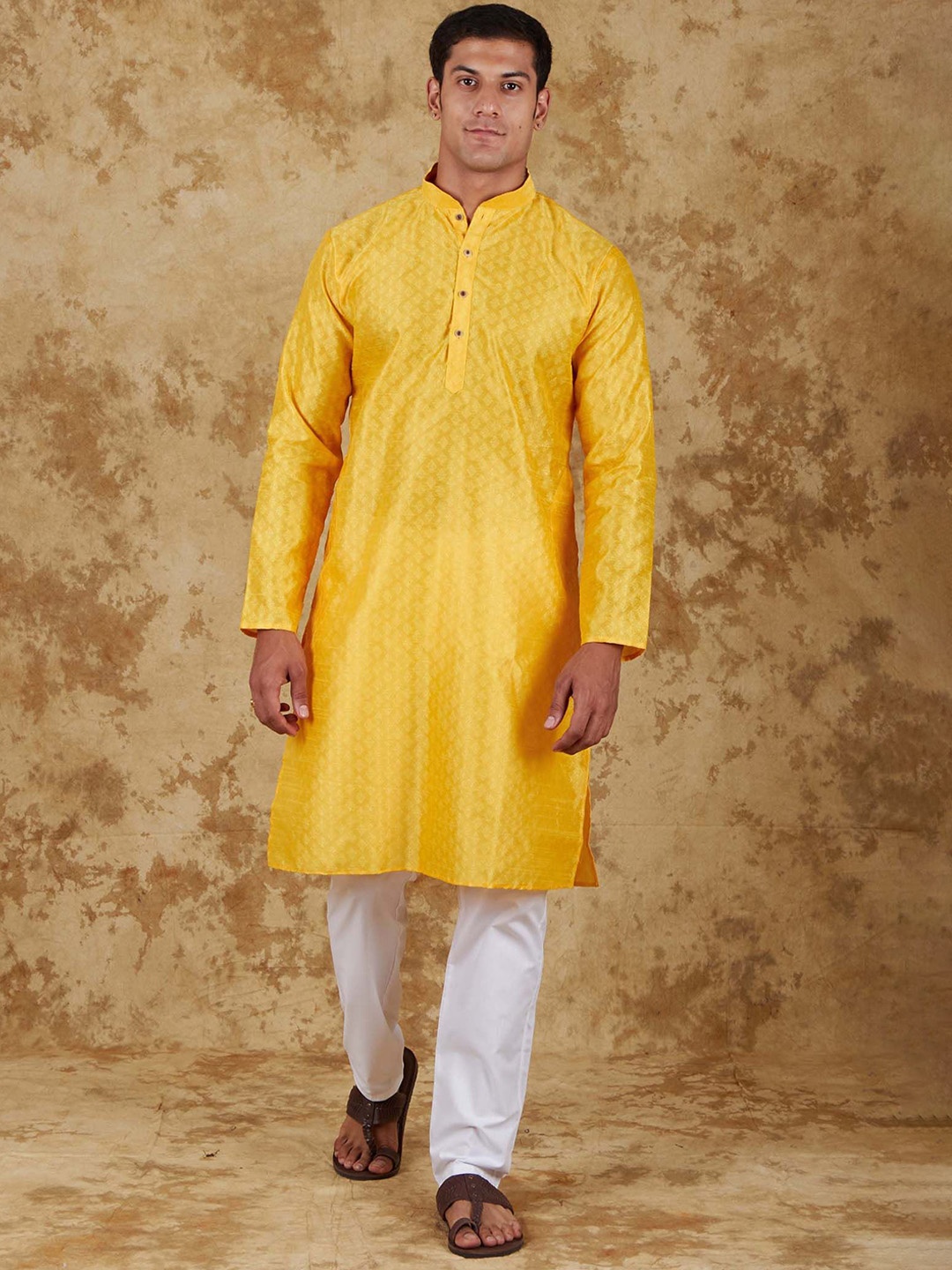 

BLUESAANCHI Ethnic Motifs Woven Design Mandarin Collar Straight Kurta With Trousers, Yellow